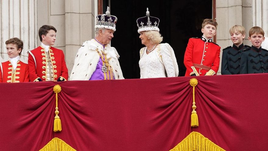 Los reyes Carlos y Camila en el Palacio de Buckingham tras la coronación este sábado.