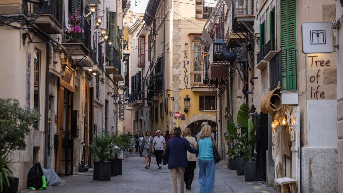 La proliferación de bares y restaurantes en sa Llotja es una de las razones, según varios de los residentes en este barrio histórico, de los decibelios que se cuelan en sus casas.