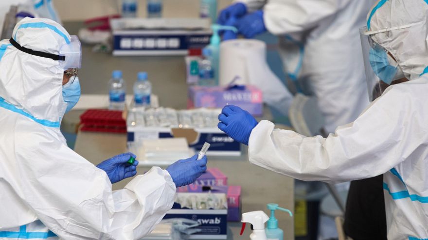 Personal sanitario realiza pruebas PCR, en el marco de una campaña de cribado masivo para contener contagios de Covid-19  