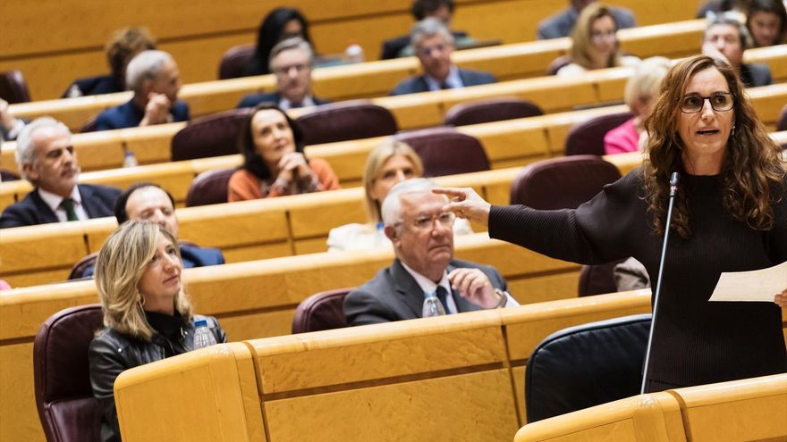 La ministra de Sanidad, Mónica García, interviene durante la sesión plenaria en el Senado.