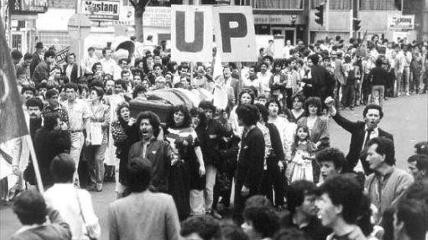 Entierro de un dirigente de la Unión Patriótica.