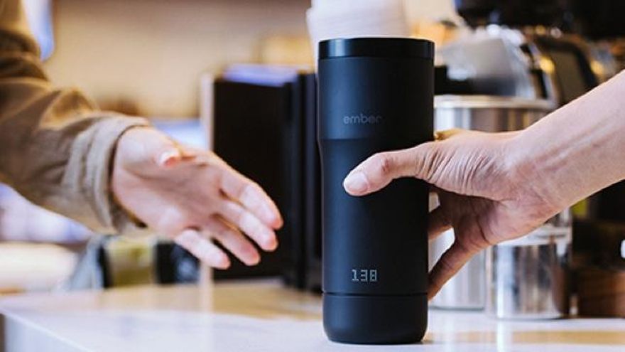 Termo o mug térmico para el regreso a la oficina