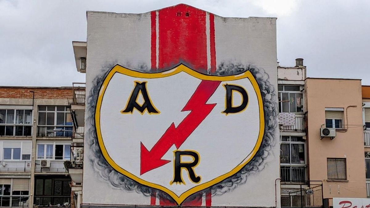 Las peñas del Rayo Vallecano, junto con Más Madrid y PSOE, exigen tener voz en el futuro del estadio y afean su privatización