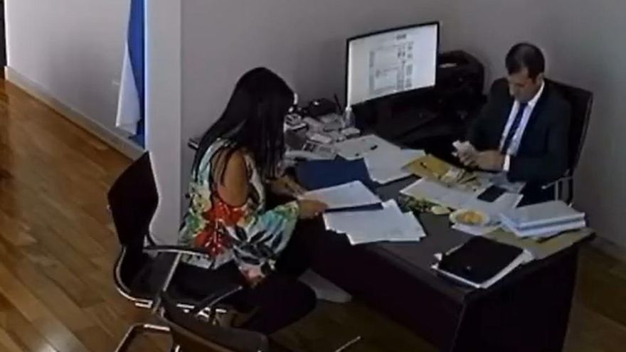 Un video muestra al ex senador Edgardo Kueider contando fajos de dólares cuando era funcionario en Entre Ríos