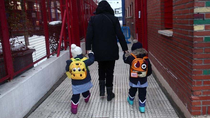 Dos alumnos entrando a un colegio.