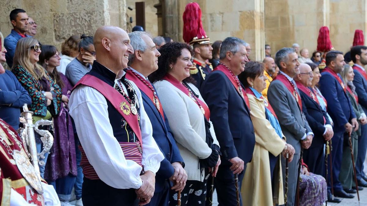 Los munícipes escuchando al capitular del cabildo de la Catedral.