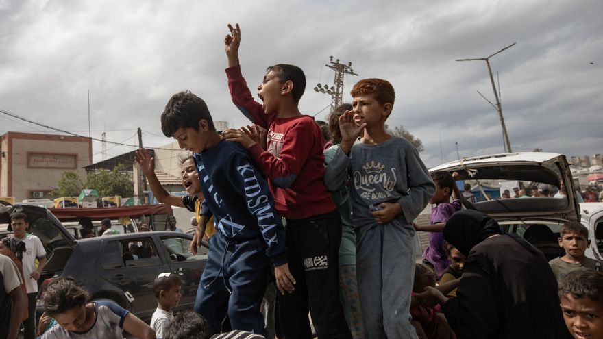 Niños palestinos celebran el anuncio de un acuerdo de alto el fuego entre Hamás e Israel en Jan Yunis, al sur de la Franja de Gaza.