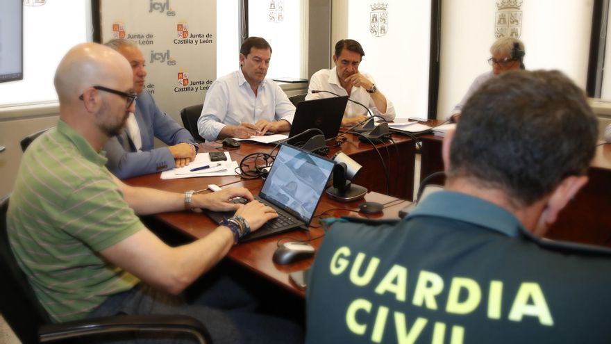 Mañueco defiende al consejero que comió en Gijón y a sí mismo, de vacaciones, durante los incendios en León: "Siempre al pie del cañón"