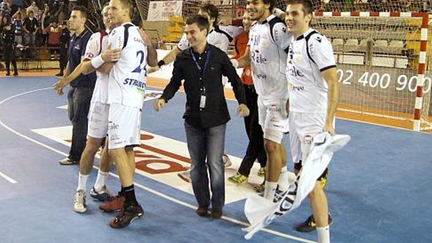 Varios jugadores del Ademar celebran una victoria.