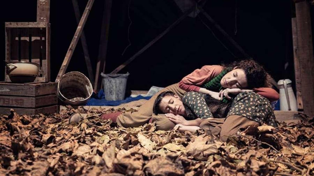 Betina y Norma, durmiendo al raso, en un momento de la obra.