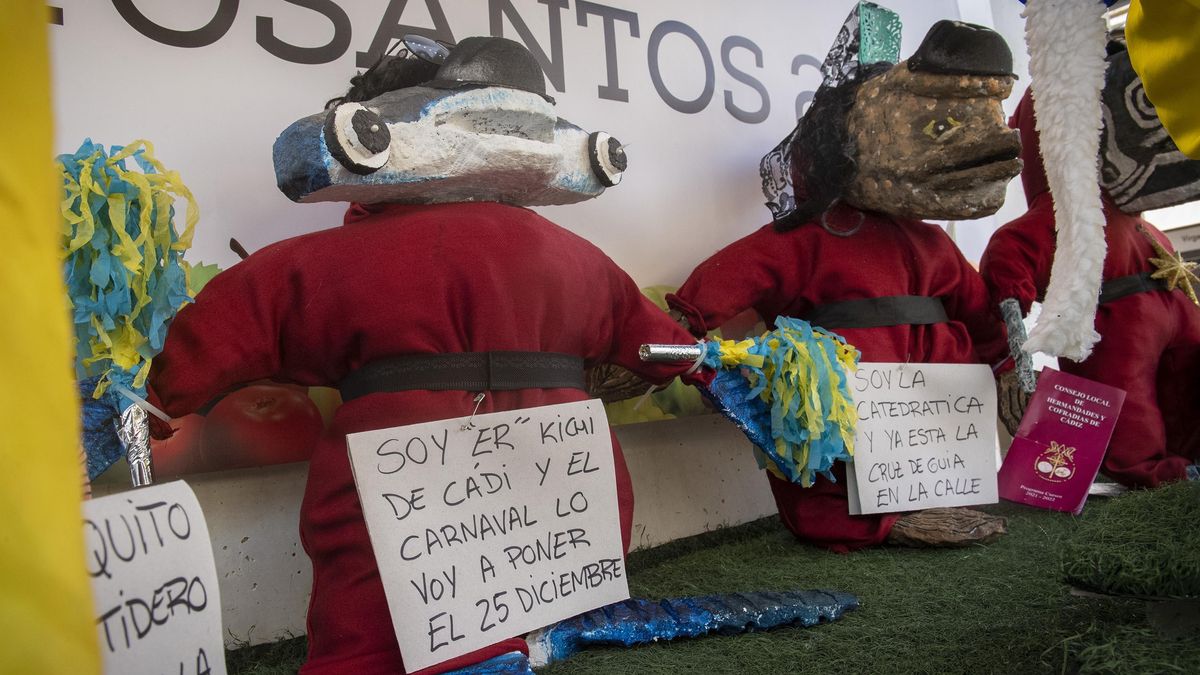 el puesto número 156, el de Juan de Micaela, utiliza varios pescados de su oferta para representar a los pasos de Semana Santa que llevan ya dos años sin procesionar / FOTO: KIKI