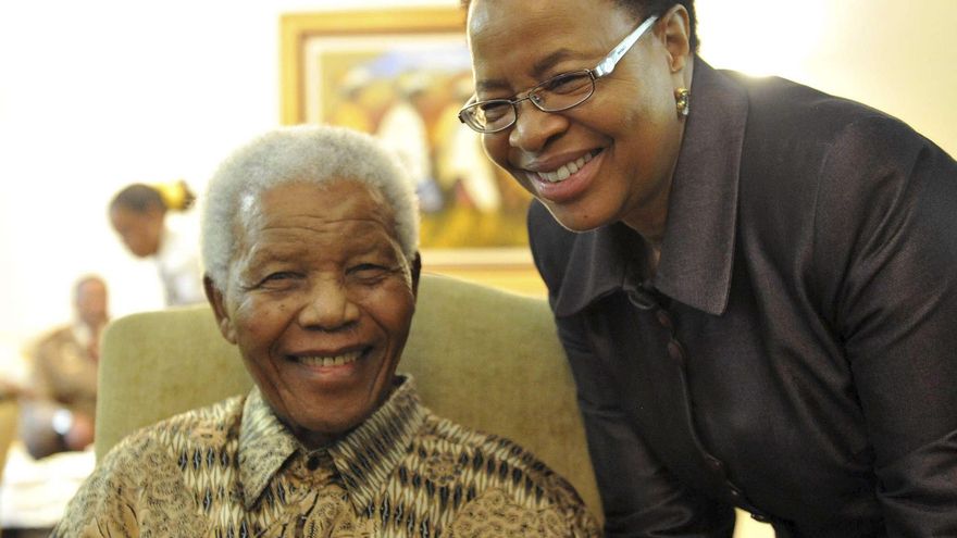 Los nuevos billetes con el rostro de Mandela, ya en circulación en Sudáfrica