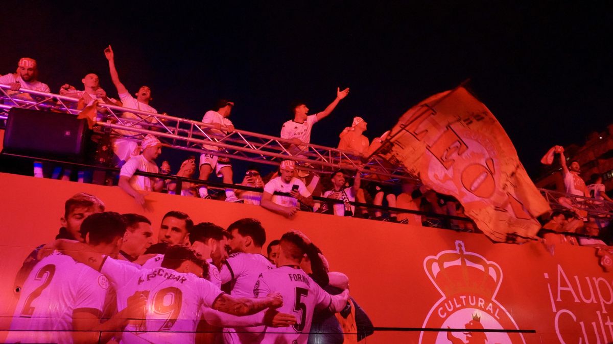 Celebración del ascenso de la Cultural a Segunda en Guzmán.