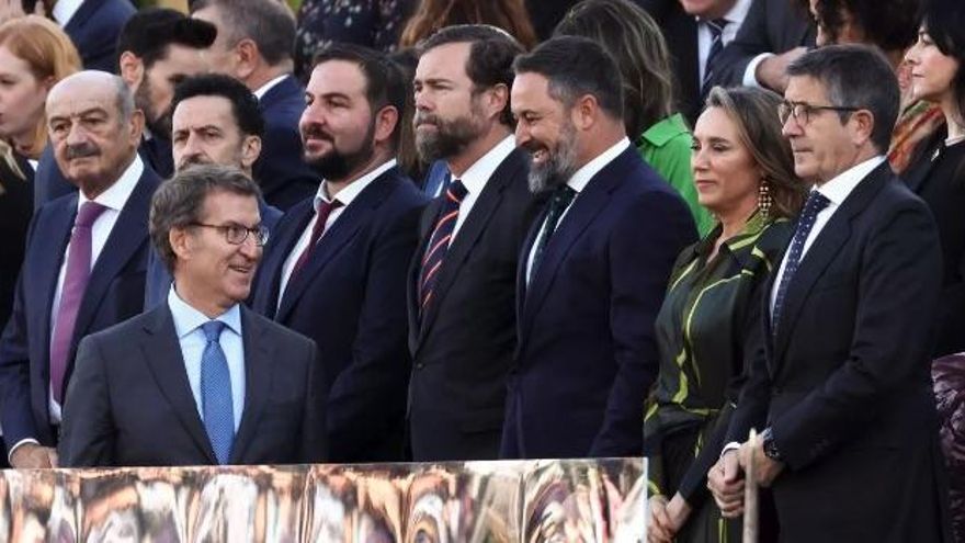 El presidente del PP, Alberto Núñez Feijóo, conversa con el líder de Vox, Santiago Abascal, en los actos del último 12 de octubre. 