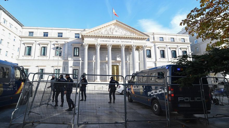 Un furgón de la Policía Nacional controla la zona del Congreso de los Diputados la pasada semana.