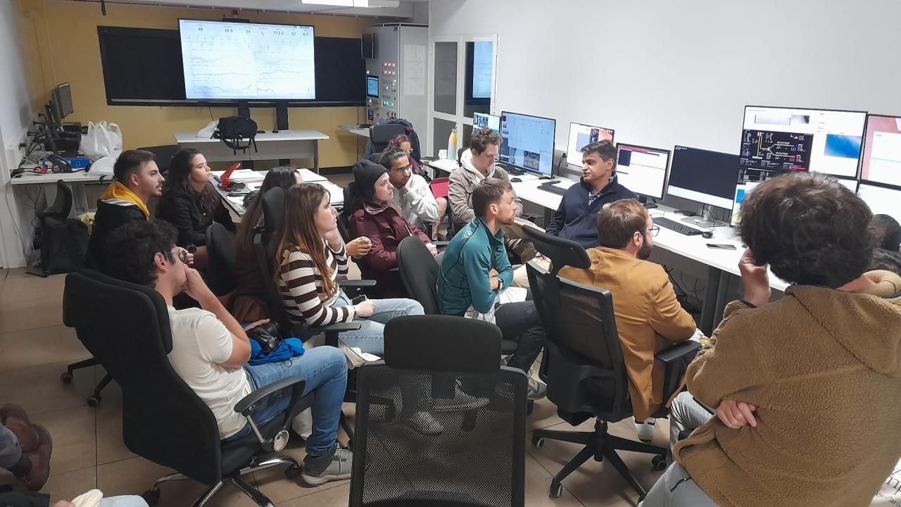 Participantes a la formación práctica del proyecto EDUCADO en la sala de control del Telescopio William Herschel (WHT), en el Observatorio del Roque de los Muchachos (La Palma).