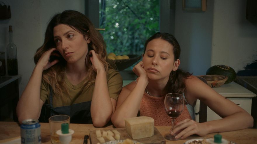 Bárbara Lennie e Irene Escolar se interpretan a sí mismas en 'Las chicas están bien'