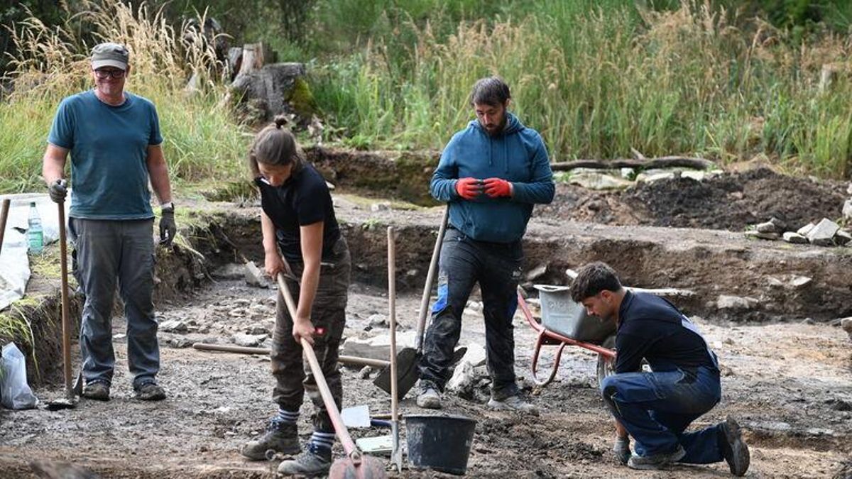 Aquí se requiere trabajo manual. La ubicación en el bosque impide el uso de maquinaria pesada. Las excavaciones se realizan casi exclusivamente a mano.