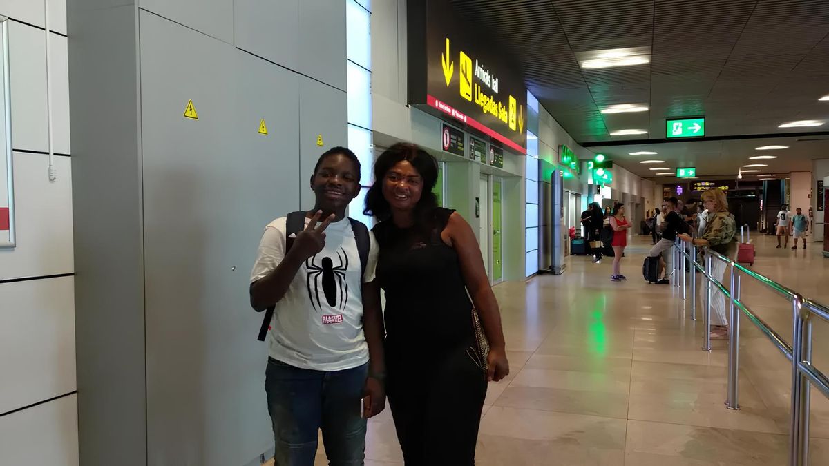 Sandrine y su hijo Dijibril de nuevo juntos tras escapar por separado de la violencia que impera en su país natal, Camerún, y sobrevivir a la travesía por el Mediterráneo.