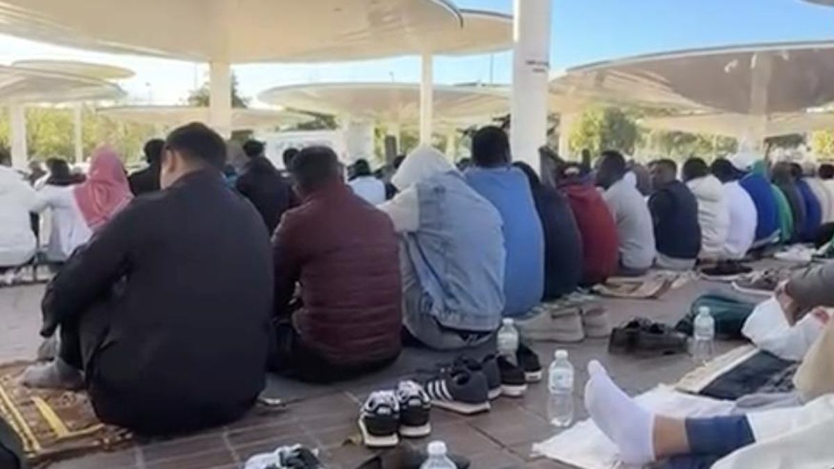 Musulmanes rezando en la explanada de las setas