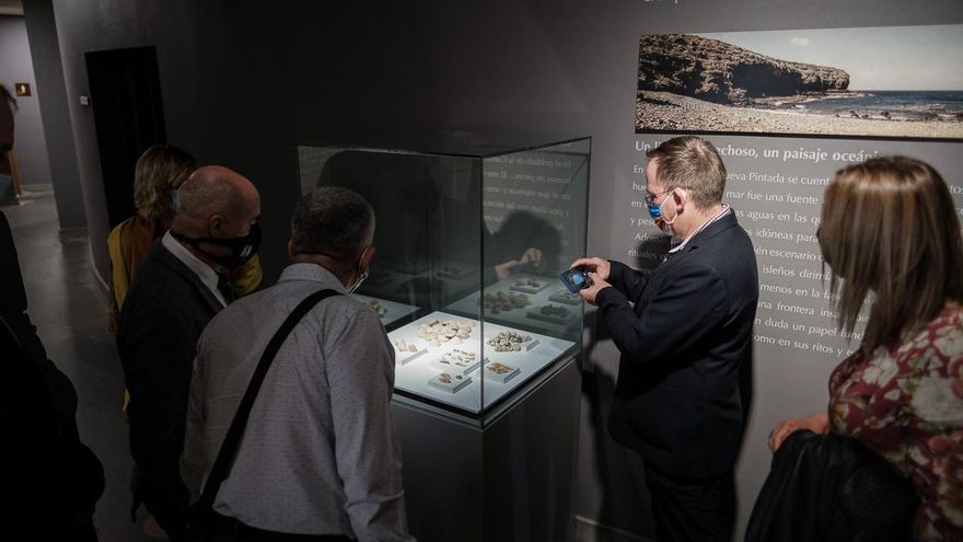 Un grupo de personas durante una visita al Museo y Parque Arqueológico Cueva Pintada