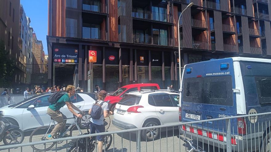 Los Mossos desalojan la estación de metro de Arc de Triomf