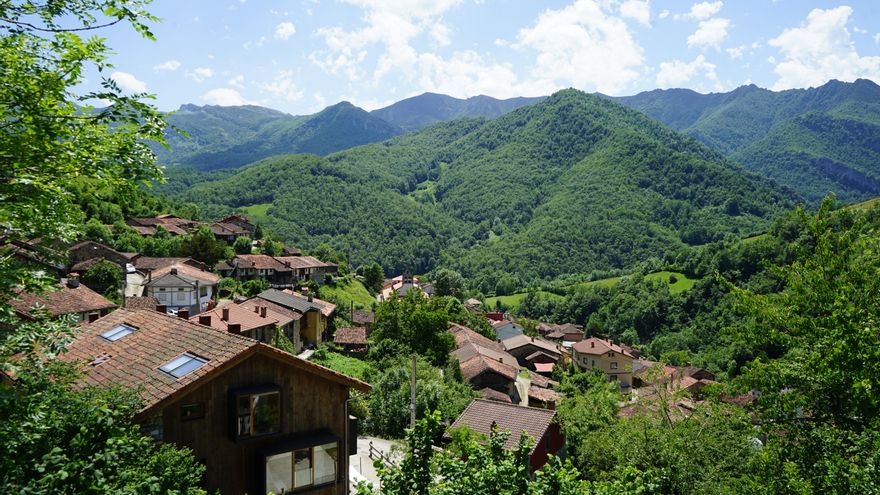 El hotel Tierra del Agua se encuentra la aldea de Calea, en el Parque Natural de Redes