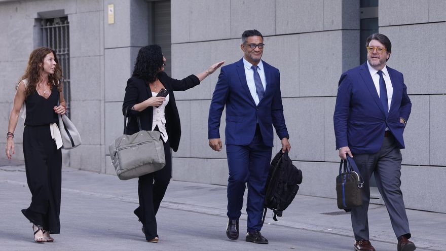 Sergio Ríos (2d), exchófer de Luis Bárcenas, llega a la Audiencia Nacional este miércoles para declarar en una nueva sesión del juicio del caso Kitchen, la presunta operación parapolicial para espiar a Luis Bárcenas entre 2013 y 2015, centrada en la declaración como acusados de Andrés Gómez Gordo, un inspector que fue asesor del Gobierno de María Dolores de Cospedal en Castilla-La Mancha, y del exconductor del extesorero del PP, Sergio Ríos. EFE/ Javier Lizón
