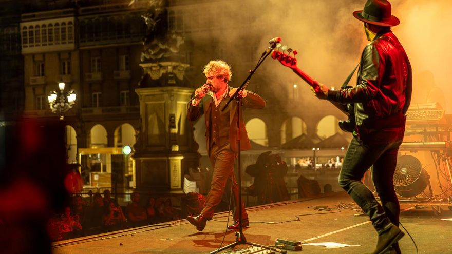 León Benavente sobre el escenario frente a un público entregado a la música