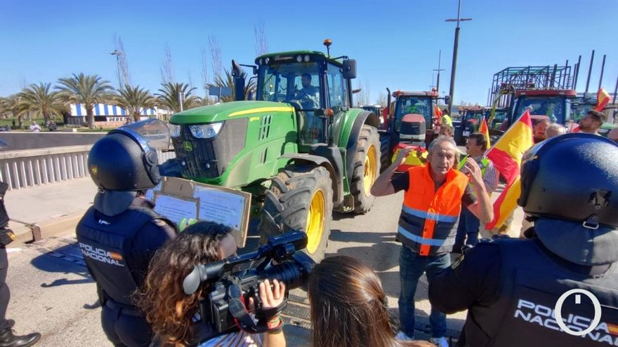 Tensión y cargas policiales en la protesta agrícola que intenta colapsar Córdoba