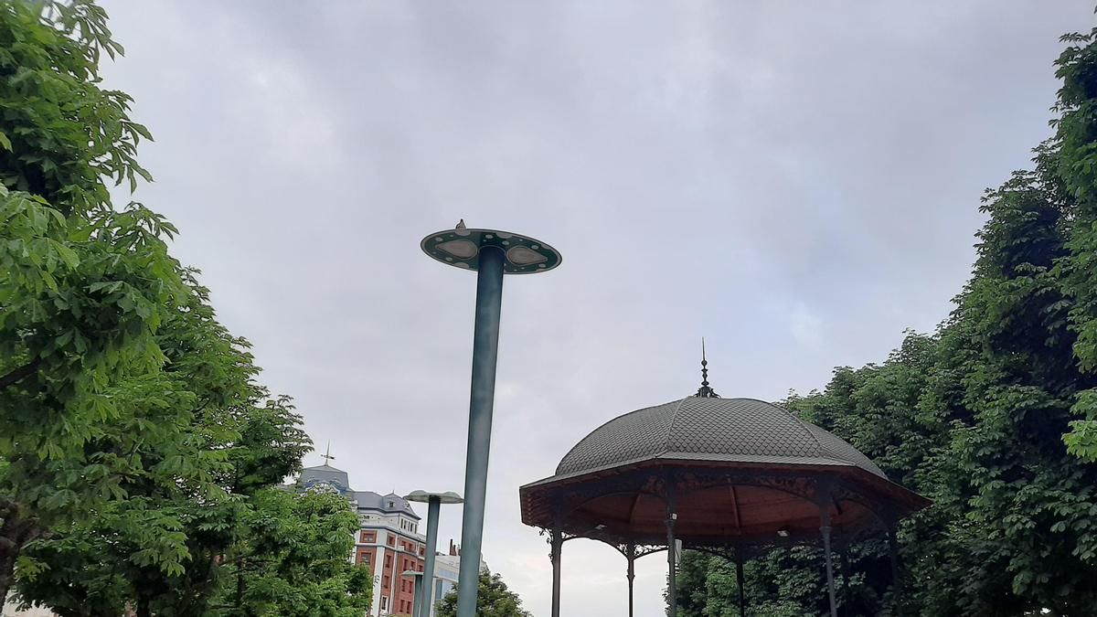 Cielo nuboso en el Paseo de la Condesa en León.