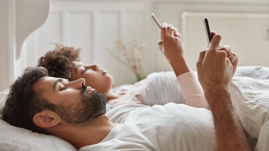 Los trucos de una coach para desconectar en pareja: “Debemos preguntarnos cómo nos queremos relacionar con el móvil”