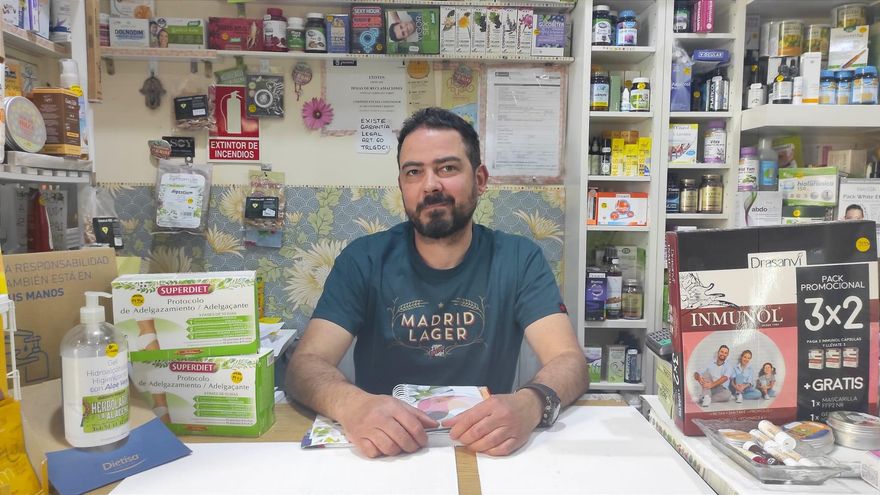 Carlos Lage regenta un herbolario y lleva plantando y cuidando árboles en alcorques vacíos del entorno de su comercio desde hace 10 años