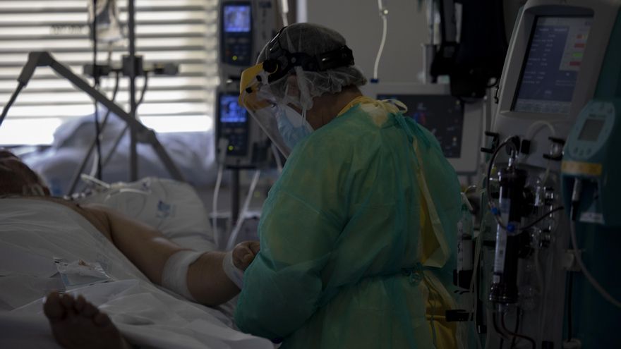 Un sanitario atiende a un paciente en la Unidad de Cuidados Intensivos (UCI) dedicada a enfermos de coronavirus del Hospital Universitario Ramón y Cajal de Madrid.