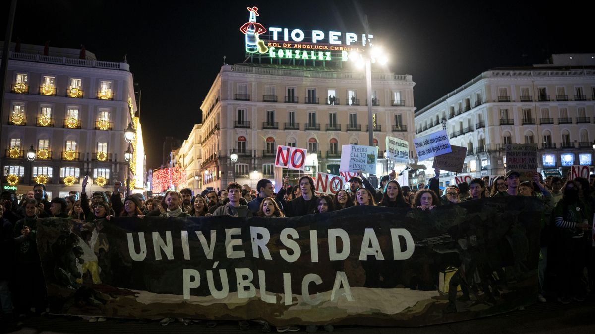 Miles de personas se manifiestan en defensa de la universidad pública madrileña: "Hay un plan para destruirla"