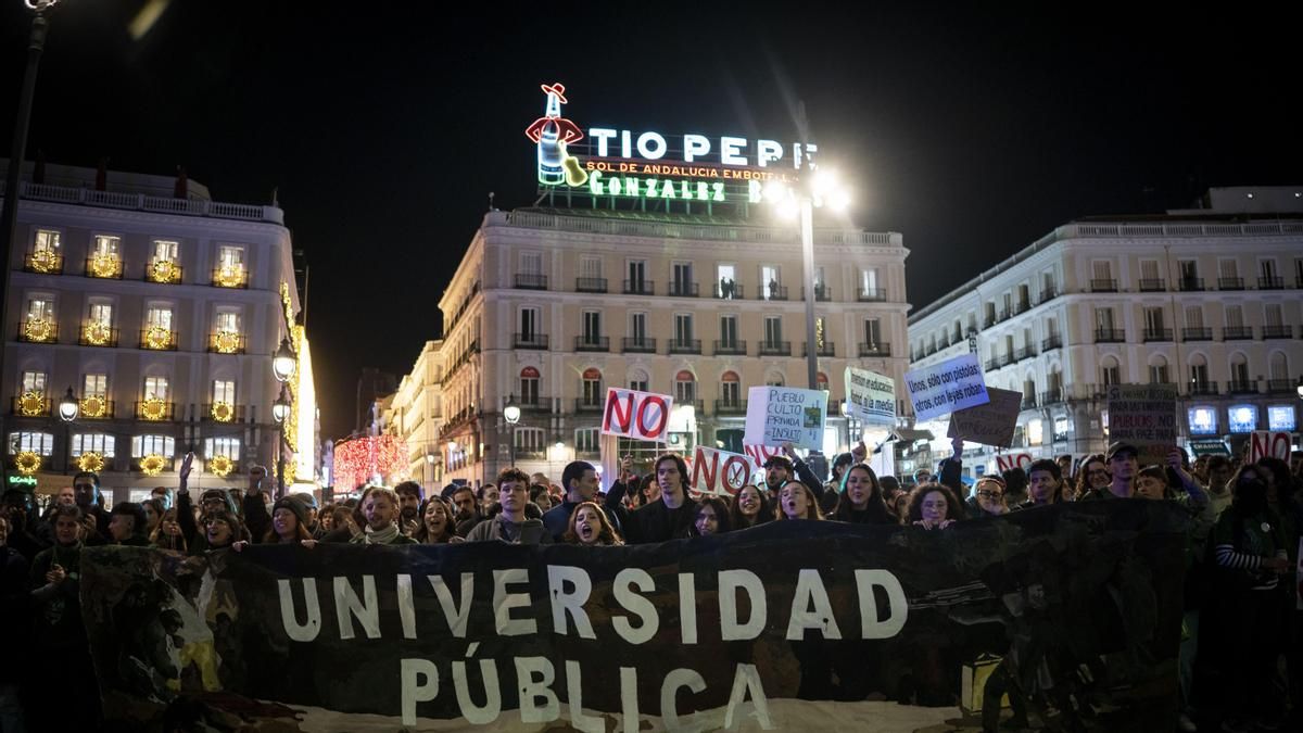 Miles de personas se manifiestan en Madrid en defensa de la universidad pública.