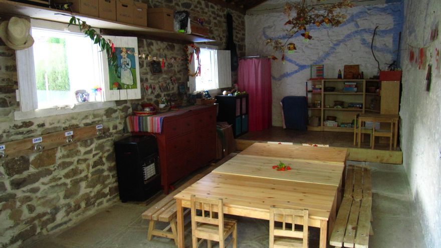 Interior del refugio de la escuela bosque de Ulle