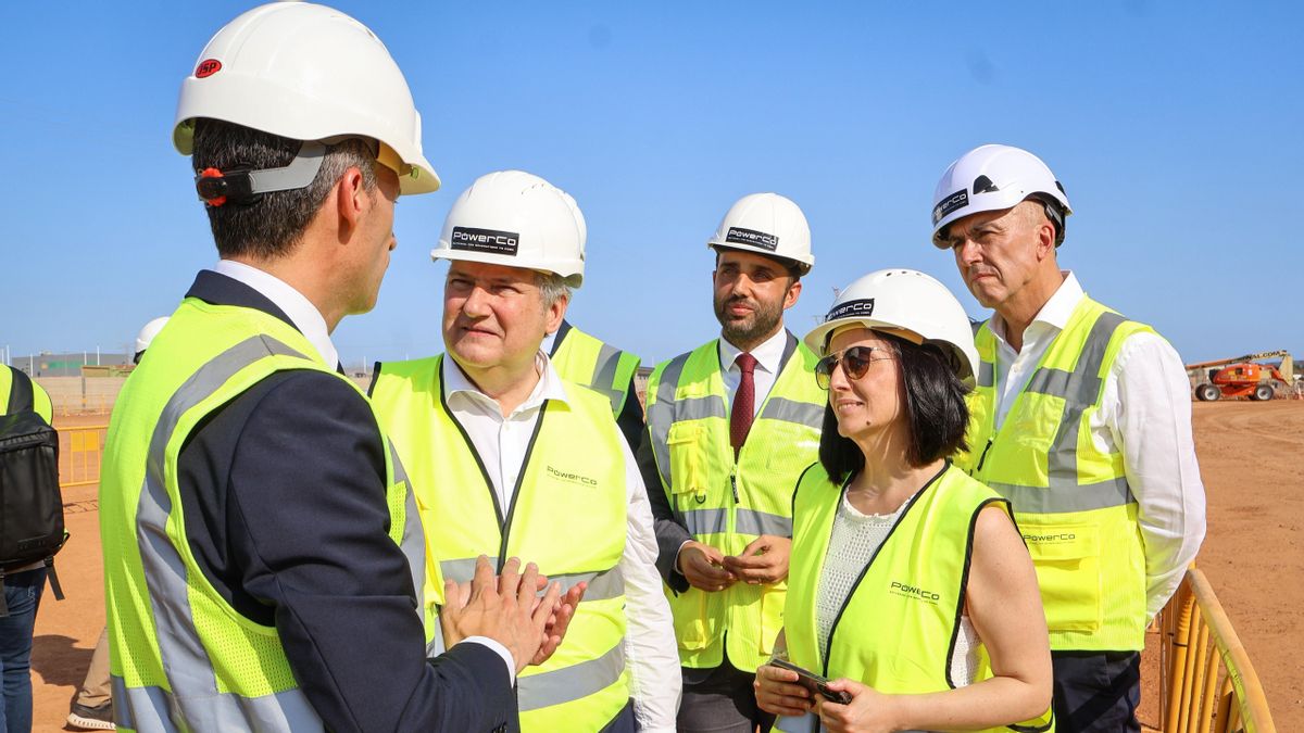Moreno, junto al ministro de Industria y Turismo, Jordi Hereu, en una visita este verano a las obras de construcción de la gigafactoría de PowerCo.