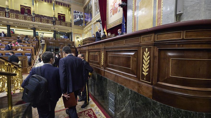 El ministro de la Presidencia, Relaciones con las Cortes y Memoria Democrática, Félix Bolaños (i), y el presidente del Gobierno, Pedro Sánchez, a su llegada a una sesión plenaria, en el Congreso de los Diputados, en una imagen de archivo.