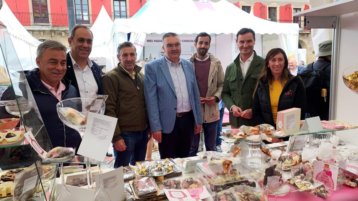 Las autoridades leonesas y gijonesas admirando los Productos de León.