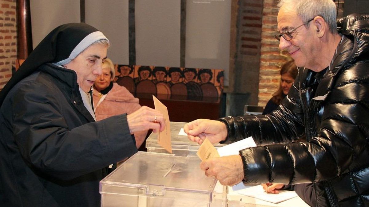 La 'tradicional' voto de una monja votando al Senado en las Elecciones Generales del 10 de noviembre de 2019.