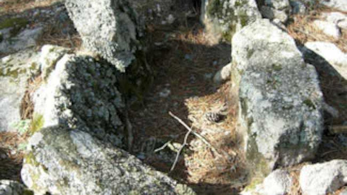 Las sepulturas que componen este recinto funerario destacan por su sobria construcción en piedra granítica, adaptada con maestría a la orografía de la sierra