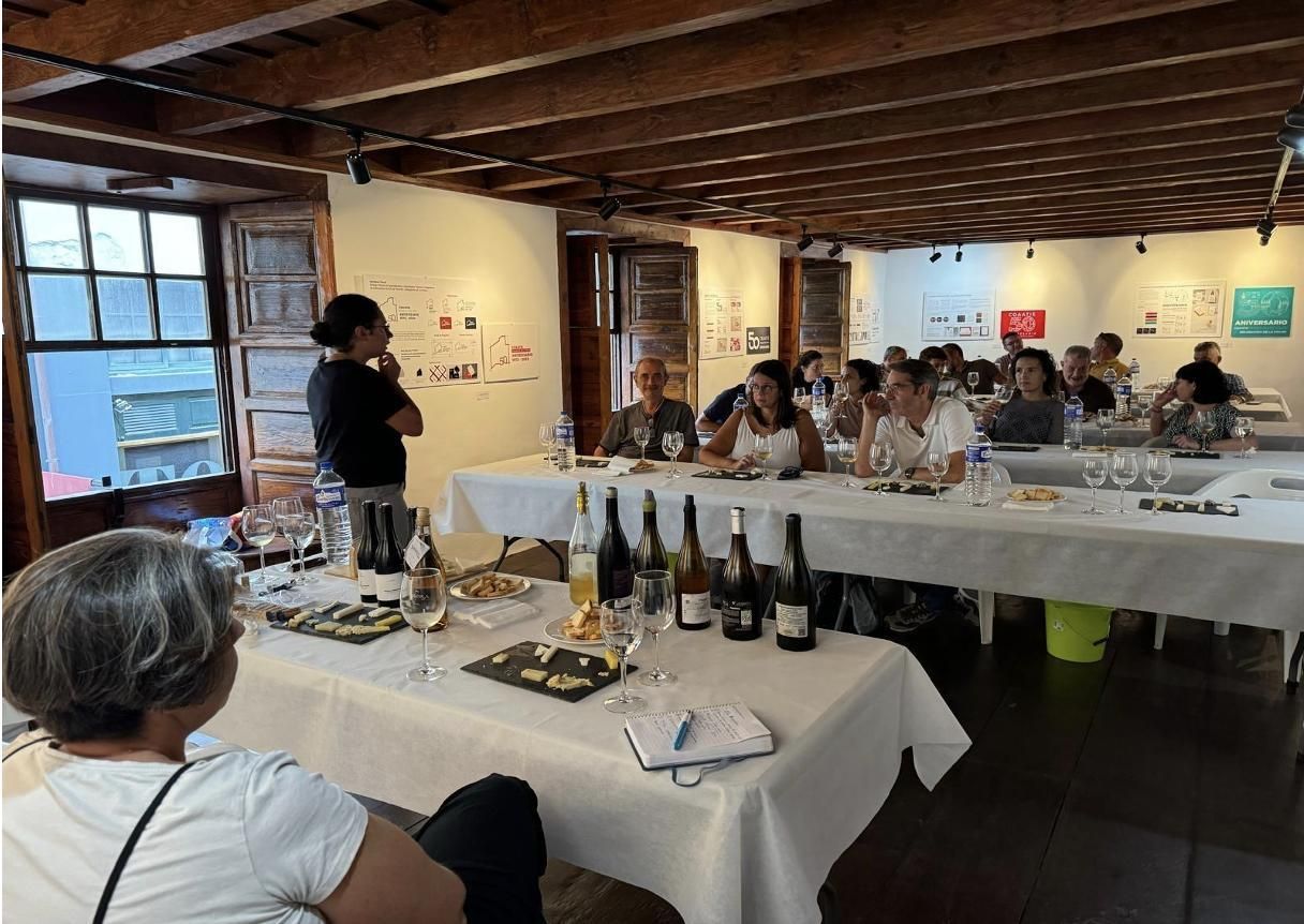 Momento del maridaje de quesos y vinos llevada a cabo en la sede del Colegio.