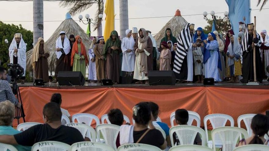 Varias personas asisten a la presentación de una tradicional judea, obra de teatro callejera que recrea la Pasión de Cristo, este sábado en el centro turístico Salvador Allende en Managua (Nicaragua).