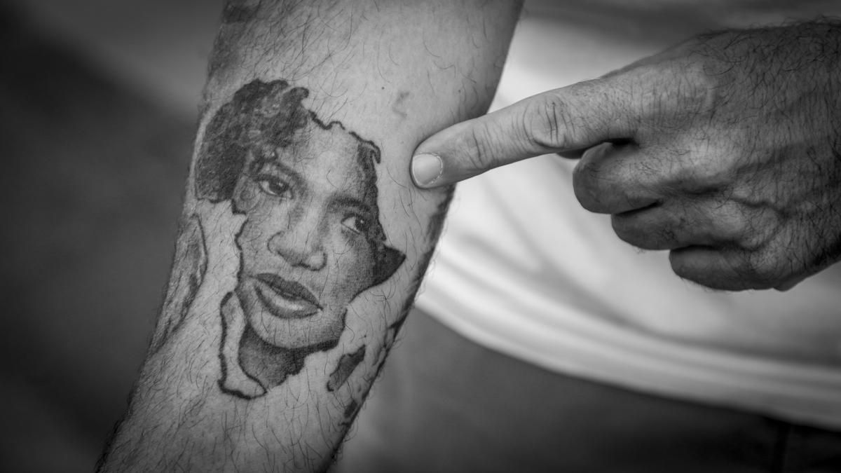 Ángel Parejo enseña el tatuaje que se hizo con la primera niña que ayudaron en Infancia Solidaria