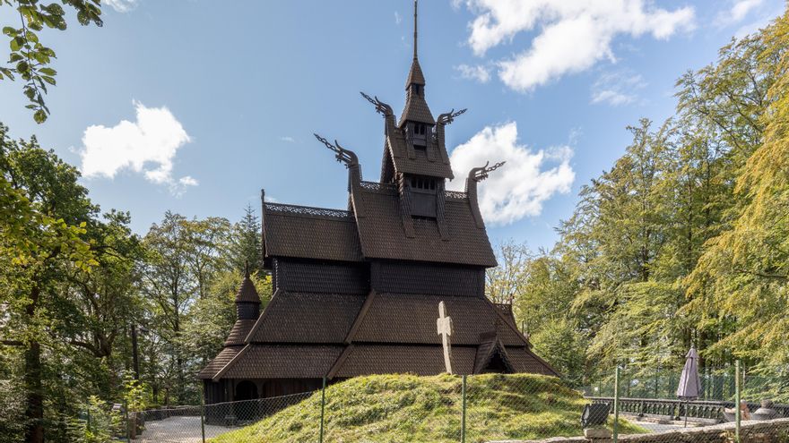 Las iglesias noruegas que parecen sacadas de un cuento oscuro: dragones, postes y arquitectura vikinga