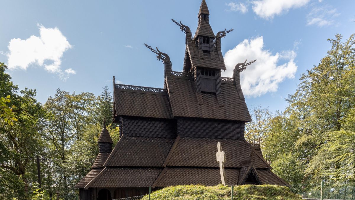 Las iglesias noruegas que parecen sacadas de un cuento oscuro: dragones, postes y arquitectura vikinga
