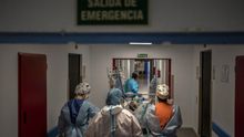 Un paciente convaleciente por COVID-19 es trasladado dentro del hospital de la Princesa.
