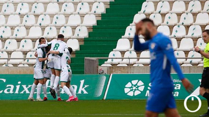 Los jugadores del Córdoba CF celebran el primer gol