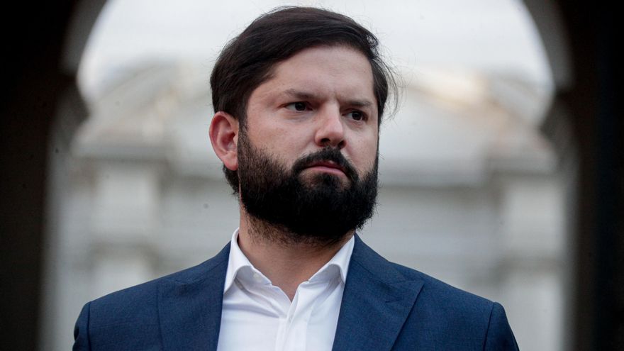 El Presidente de Chile, Gabriel Boric, reacciona durante una rueda de prensa este martes, después de reunirse con el presidente electo, José Antonio Kast, en Santiago de Chile (Chile). EFE/ Ailen Díaz